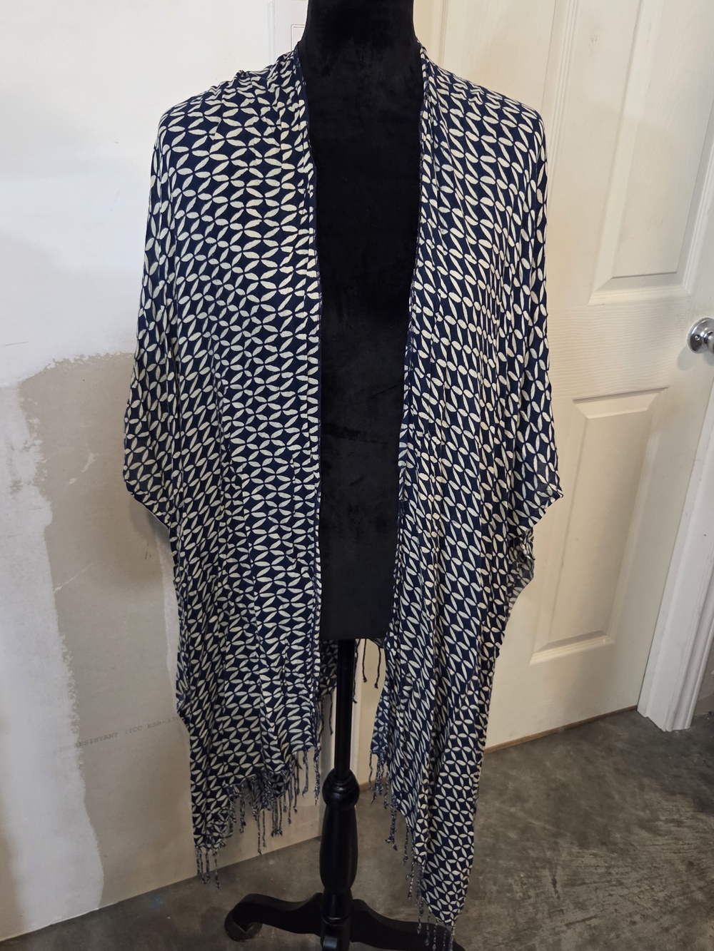 Jules Smith Navy White Geometric Fringe Kimono Open Shawl Poncho Swim Cover - Picture 11 of 11